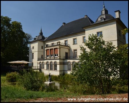 Haus Opherdicke: Hauptgebäude mit Gräfte, Skulptur und Terrasse