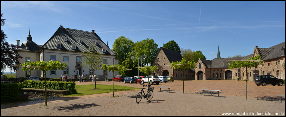 Hauptgebäude von Gut Opherdicke mit Schafstall, Remise und Scheune, die zusammen den Hof bilden