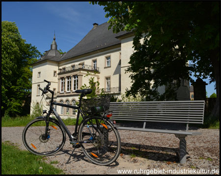 Rastplatz vor der Südseite des Haupthauses