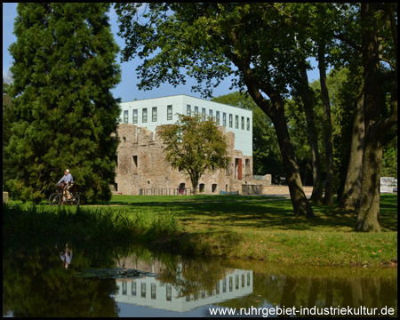 Schlosspark mit dem "Kubus" in der Ruine von Haus Weitmar