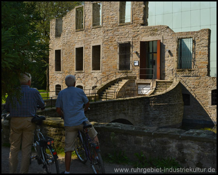 Zugang über die Brücke zum Kubus