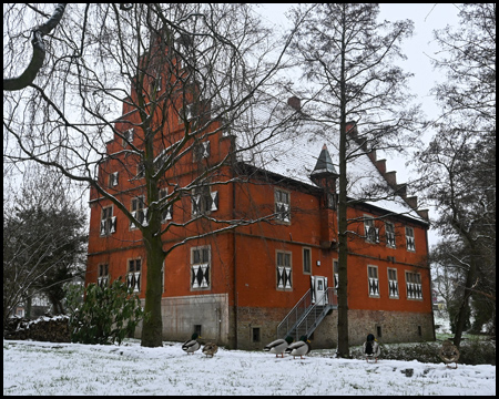 Schnee rund um Haus Wenge