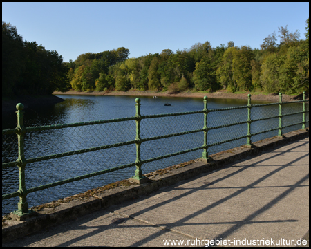 Auf der Heilenbecke-Talsperre mit Blick auf den kleinen Stausee