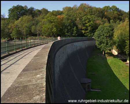 Blick von der Brüstung auf die "Luftseite" der Mauer