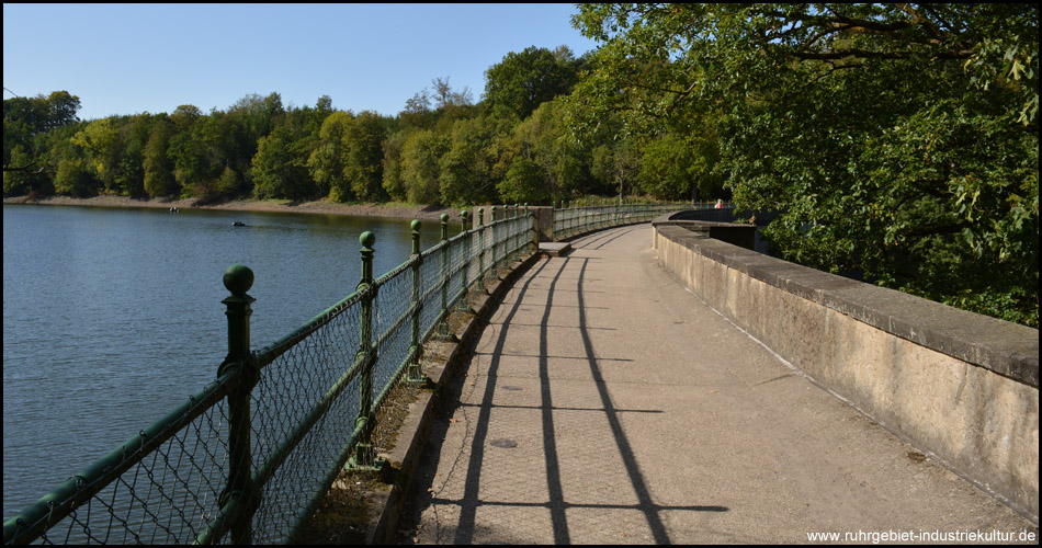 Fußweg auf der Mauerkrone mit Betonbrüstung auf der einen und Geländer auf der anderen Seite