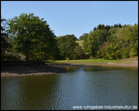 Hier teilt sich der kleine See in zwei Arme auf