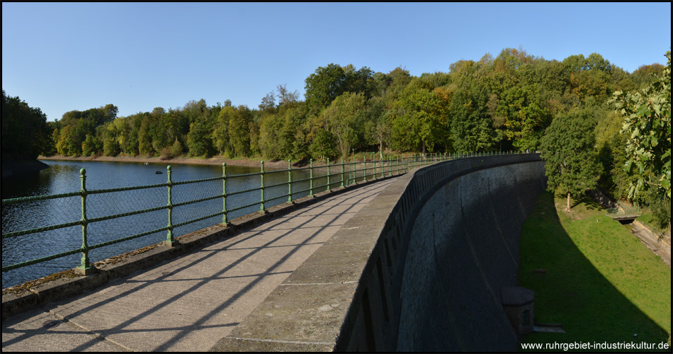 Die kleine Staumauer riegelt das Tal an dieser Stelle ab. Hinter ihr stauen sich Heilenbecke und Freebach zum See