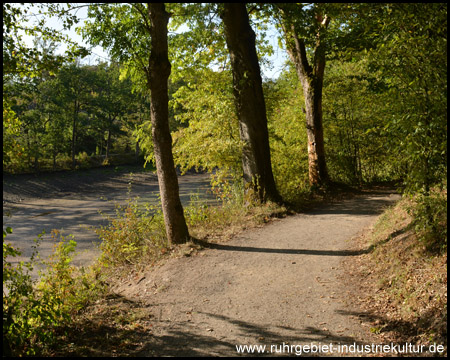 Ein Weg verläuft rings um den ganzen Stausee