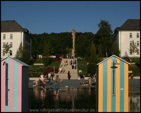 Himmelsspiegel auf dem Grohe-Forum mit Achse zum Jübergturm