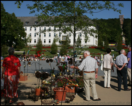 Zentraler Platz zwischen den Kasernengebäuden