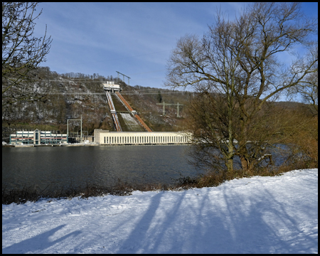 Koepchenwerk am Hengsteysee mit Schnee im Vordergrund