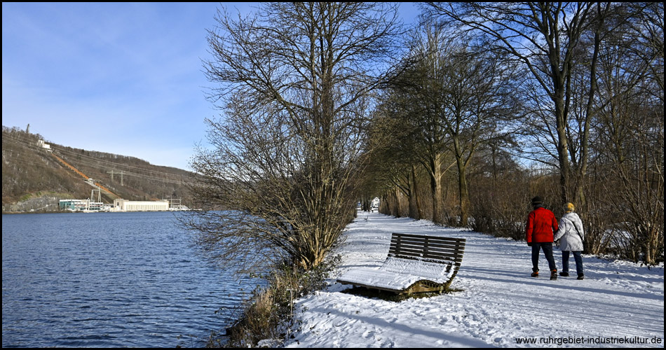 Hengsteysee mit Schnee am Ufer und zwei Spaziergängern