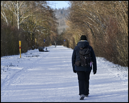 Eine Frau auf verschneitem Weg