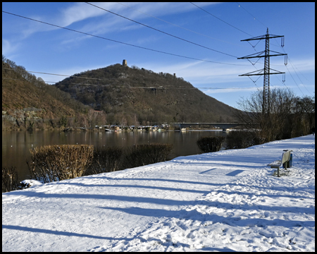 Hohensyburg und Hengsteysee mit Schnee im Vordergrund