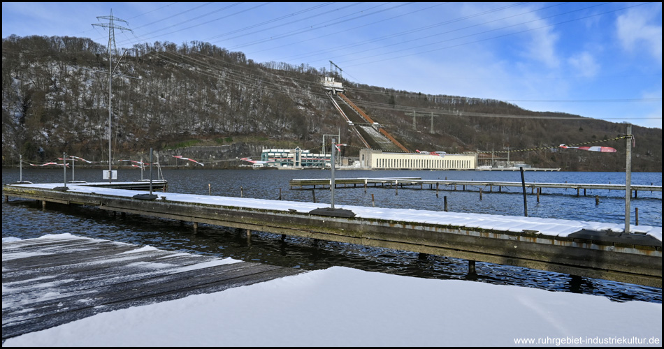 Yachthafen am Hengsteysee mit Schnee auf den Stegen