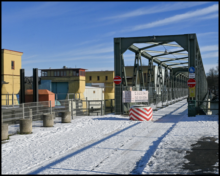 Stahlbrücke am Wehr vom Hengsteysee mit Schnee
