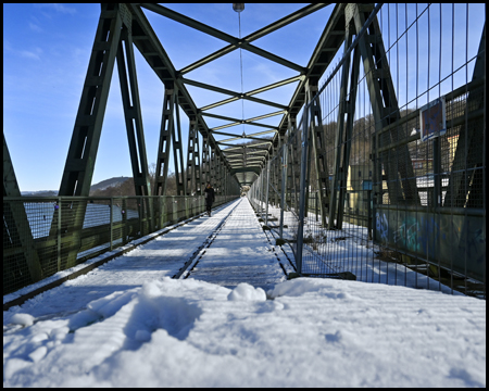 Stahlbrücke am Wehr vom Hengsteysee mit Schnee