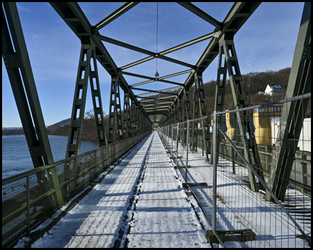 Eisenbahnbrücke am Hengsteysee mit Schnee