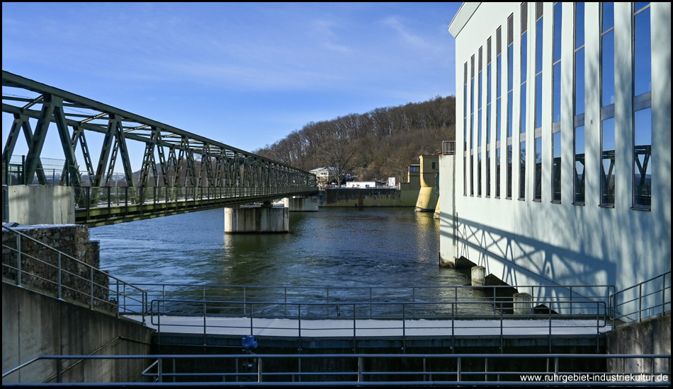 Eisenbahnbrücke und Kraftwerk Hengstey mit etwas Schnee