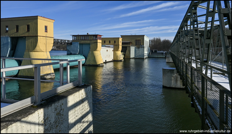 Wehr und Brücke des RuhrtalRadwegs am Hengsteysee