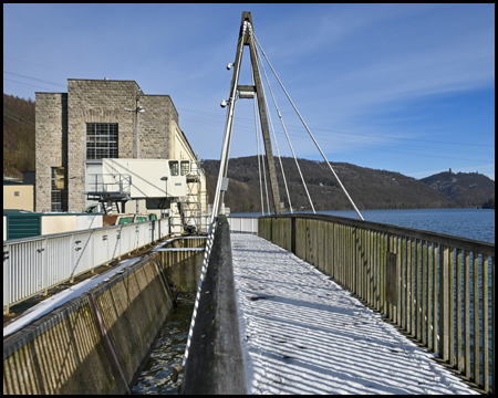 Brücke am Koepchenwerk Hengsteysee mit Schnee