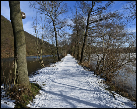 Weg zwischen zwei Gewässern mit Schnee