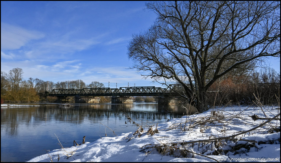 Eisenbahnbrücke über den Zusammenfluss von Ruhr und Lenne im Schnee