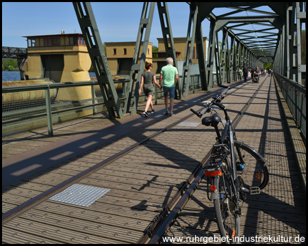 Eisenbahnbrücke mit Rad- und Wanderweg am Wehr