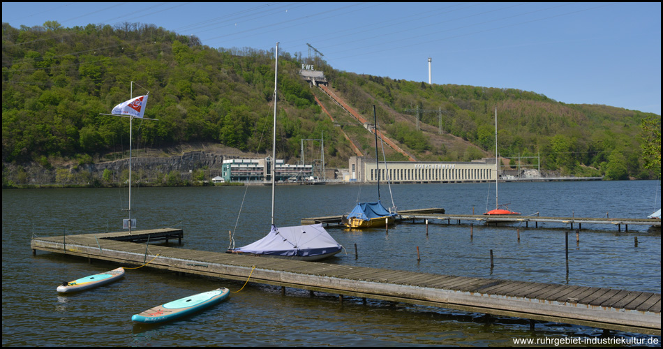 Kleiner Hafen gegenüber vom dem alten und neuen Pumpspeicherwerk mit dem hochgelegenen Speicherbecken