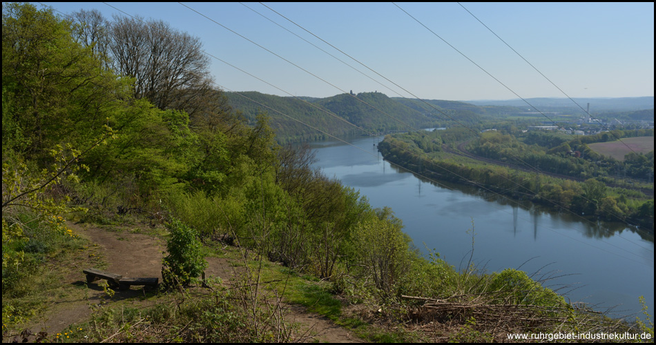 Aussichtspunkt nahe dem Friedhof von Herdecke mit Blick auf den See und die Hohensyburg