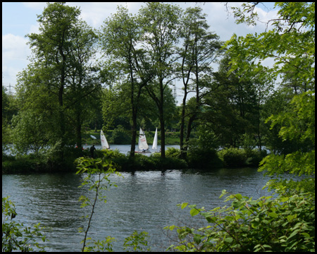 Schmale Landzunge zwischen den Seeteilen