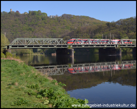 Eisenbahnbrücke über dem Zusammenfluss von Ruhr und Lenne