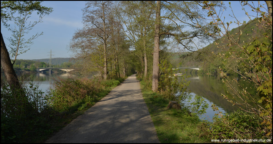 Halbinsel zwischen einem Arm des Sees auf der linken und dem Einlauf der Ruhr auf der rechten Seite