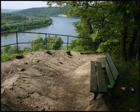 Aussichtsbank oberhalb des Sees