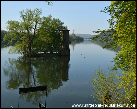 Brückenturm an der Funkenburg Zwischen ihm und Anlegesteg nur verlief früher die Ruhr 