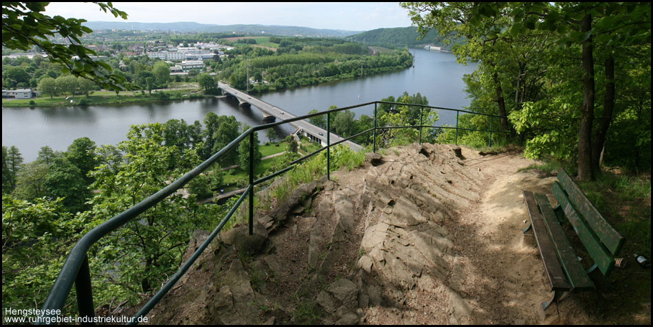 Schattiger Aussichtspunkt auf dem Ruhrsteilhang am WestfalenWanderWeg hoch über dem Hengsteysee