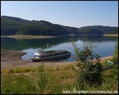 Anlegestelle des Fahrgastschiffes in der Nähe des Staudamms