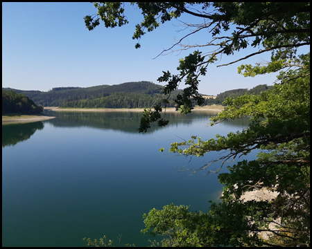 Blick vom Staudamm auf den Hennesee