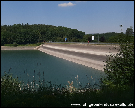 Staudamm auf der Wasserseite