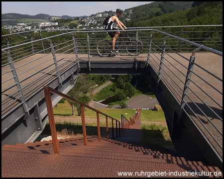 Himmelstreppe an der Luftseite des Staudamms