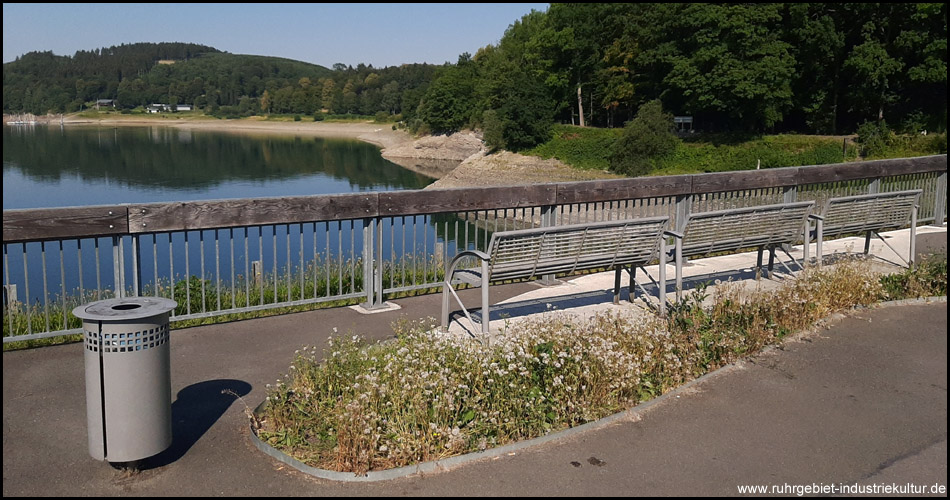 Rastbänke auf dem Hennedamm mit Blick aufs Wasser. Frühmorgens ist es noch ganz still und das Wasser spiegelglatt