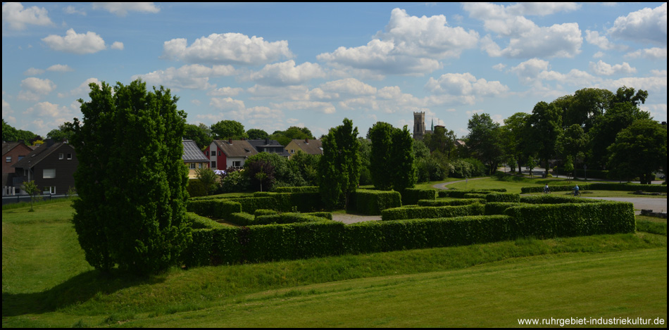 Büsche und Bäume markieren Mauern und Türme: Henrichenburg