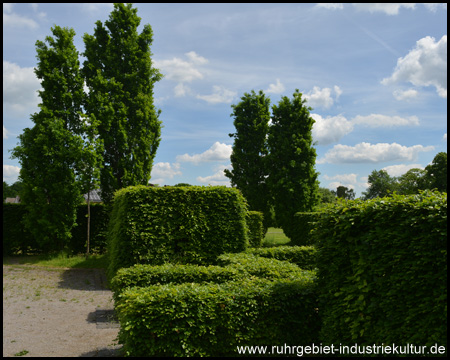 Büsche und Bäume markieren Mauern und Türme: Henrichenburg