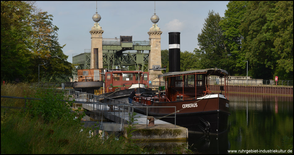 Knapp 100 Jahre altes Schiff "Cerberus" im Oberwasser vor dem Alten Hebewerk