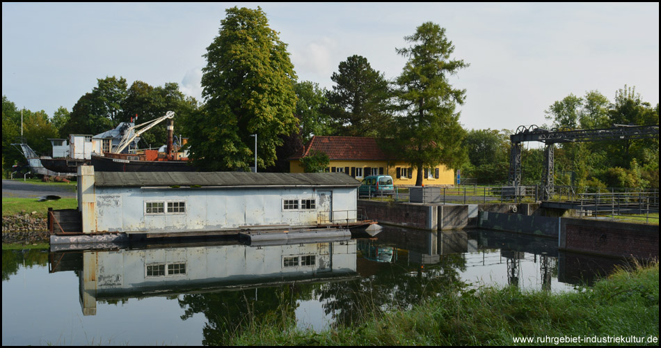 Im Trockenen gelagerte Schiffe und die alte Hubbrücke