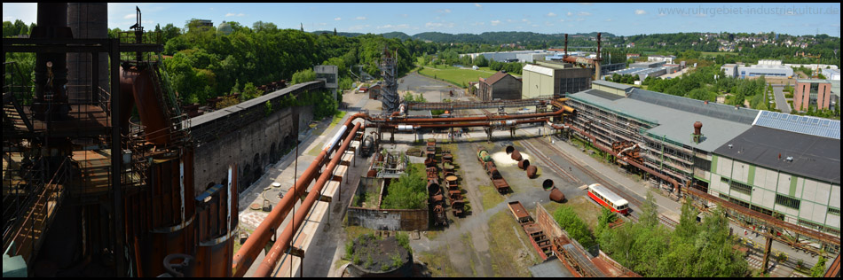 Panoramablick vom Hochofen 5: Henrichshütte mit Möllerbunkern, Gebläsehalle und das weite Ruhrtal bei Hattingen