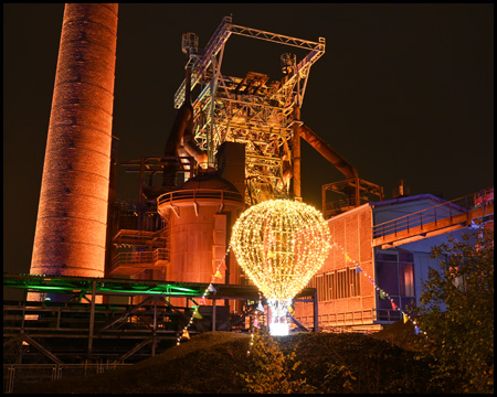 Lichtskulptur vor Hochofen