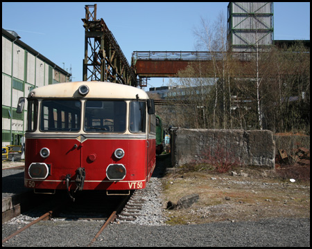 Schienenbus am Bahnsteig