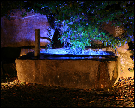 Illuminierter Brunnen – einfach aber stimmungsvoll
