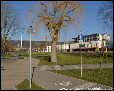 Neues Stadtquartier Ruhraue mit Promenade. Hinten ist bereits das Wahrzeichen, der Viadukt, sichtbar